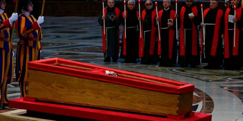Miles despiden al Papa Francisco en emotiva capilla ardiente en el Vaticano
