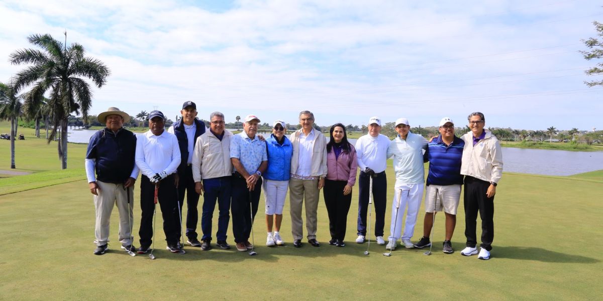 Premia gobernador Américo Villarreal a ganadores de Torneo de Golf DIF Tampico 2025