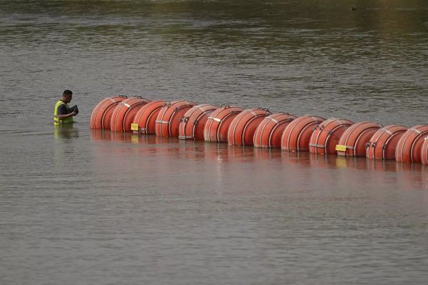 Estados Unidos despliega barreras flotantes en el río Bravo