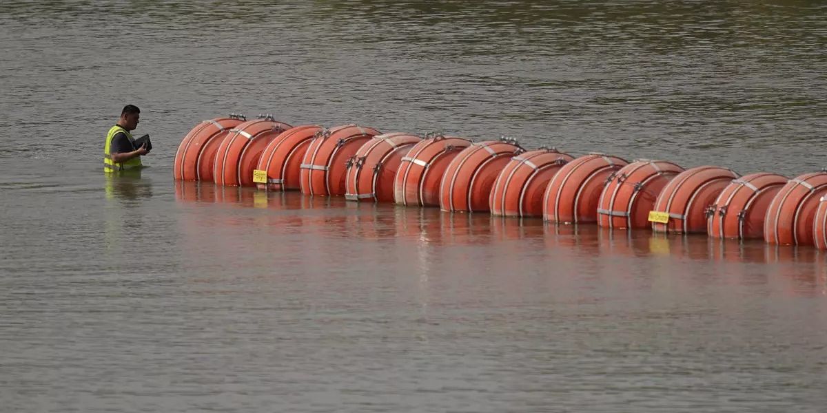 Estados Unidos despliega barreras flotantes en el río Bravo