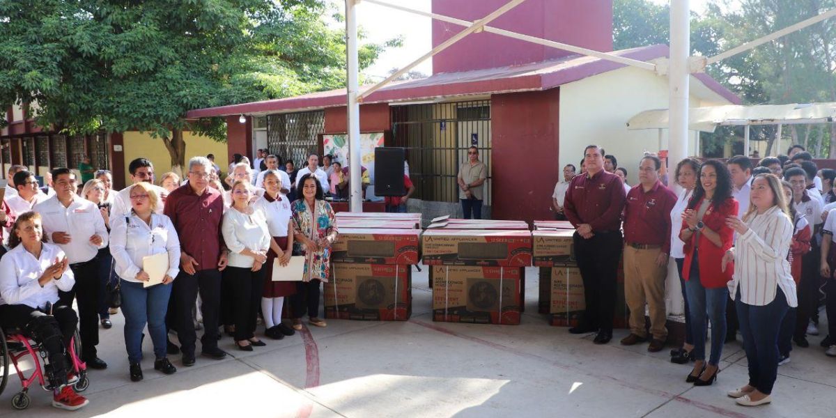 Mejora Armando Martínez condiciones de planteles escolares