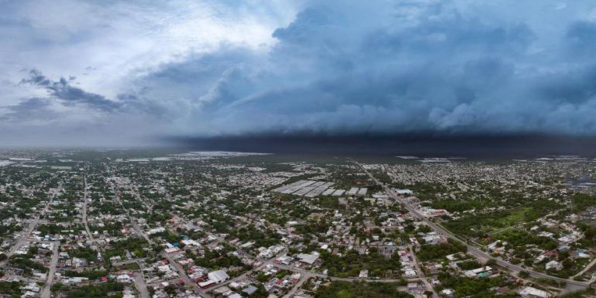 Llegó Beryl a Mérida, continúa Yucatán en Alerta Roja