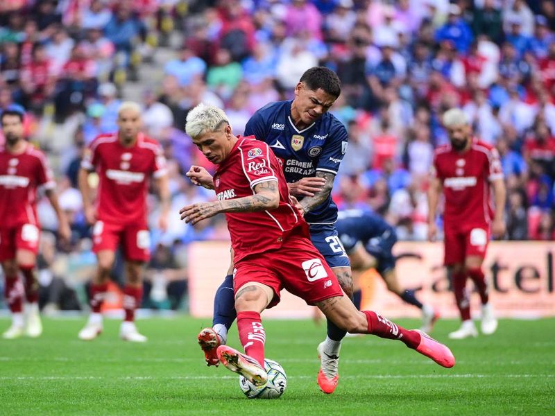Cruz Azul rescata el 3-3 ante Toluca en tiempo de compensación