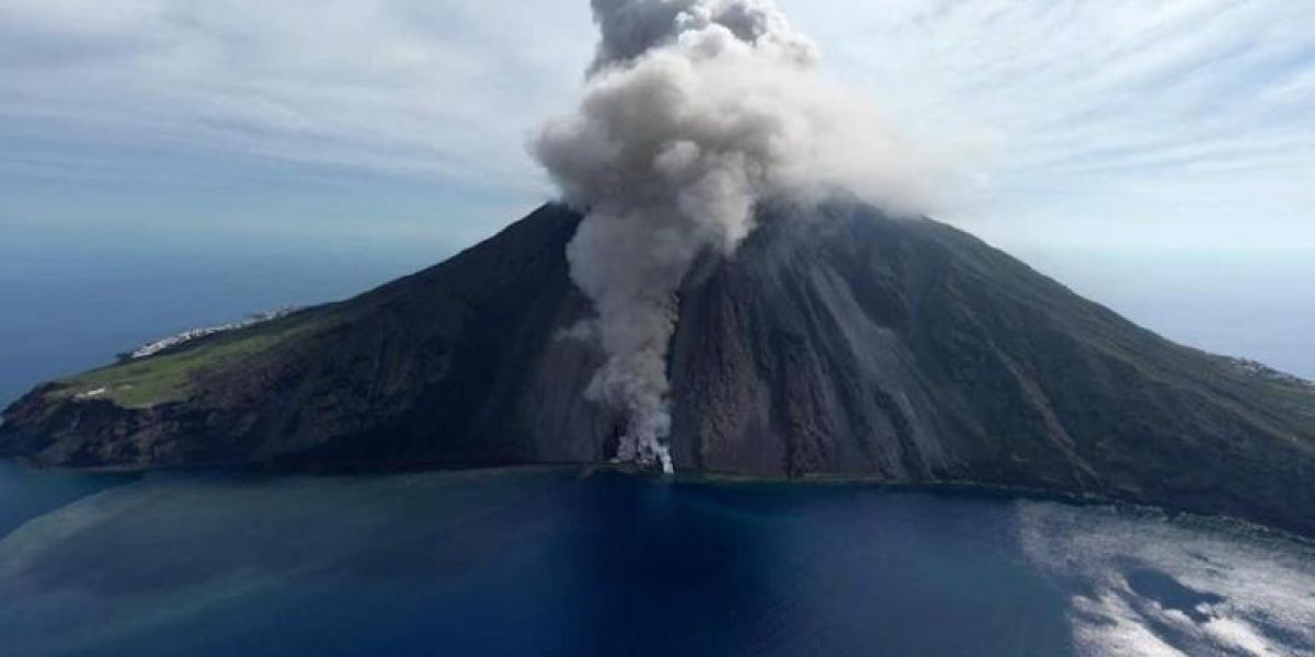 Sorprendió volcán Estrómboli con erupción y temblor