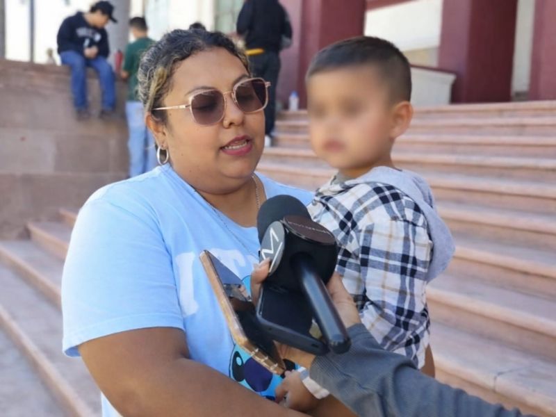 Madre pide apoyo para que su hijo escuche su voz por primera vez