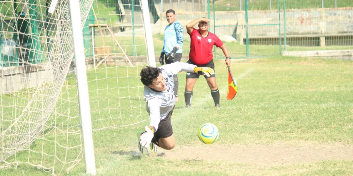 Chocan Vaqueros y Alces en ‘Semis’ de Futbol Asociación