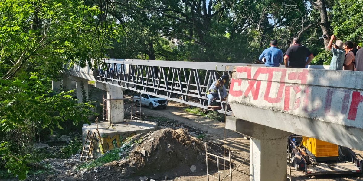 Pese al riesgo, sigue detenida la rehabilitación del puente del 13