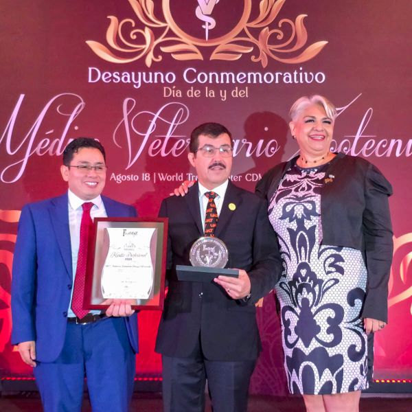 Recibe Dámaso Anaya Premio Nacional al Mérito Profesional 2025