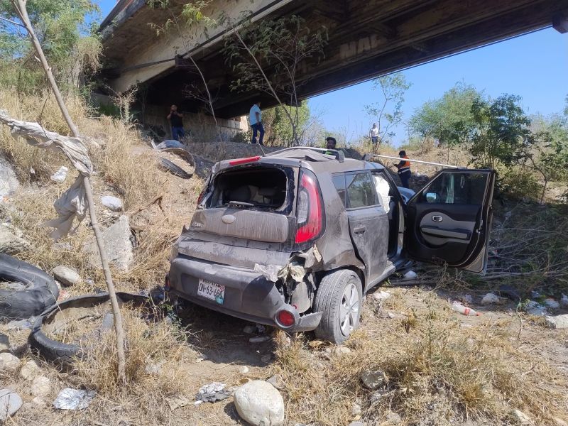 Impacto con tractocamión lanza automóvil al río San Marcos en Ciudad Victoria