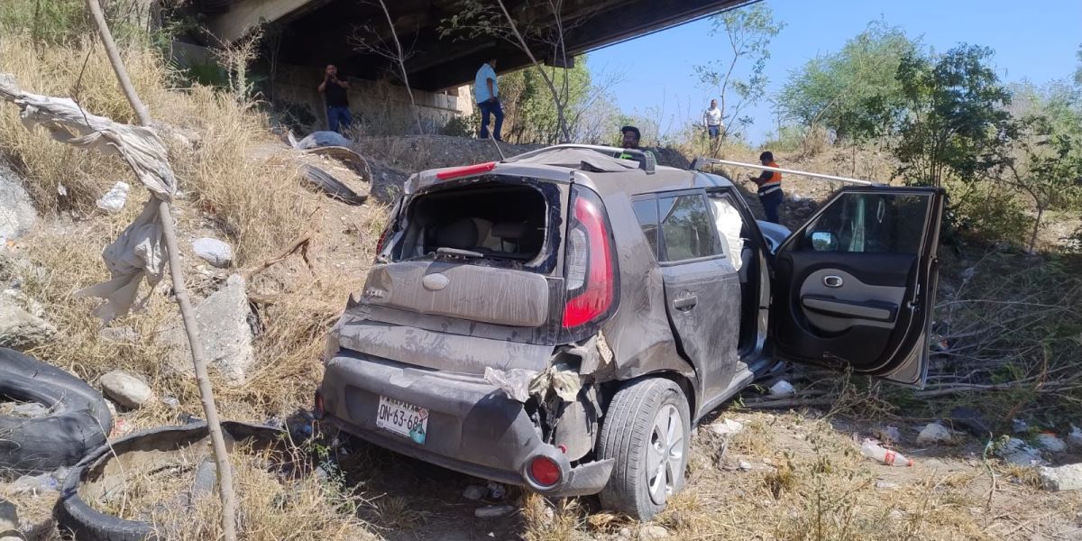 Impacto con tractocamión lanza automóvil al río San Marcos en Ciudad Victoria