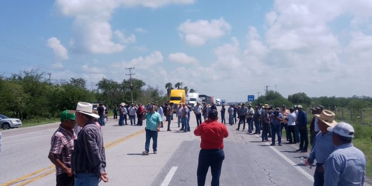¡Bloqueo de sorgueros pone en alerta a viajeros en la frontera! Gobierno pide calma, pero reconoce que el conflicto rebasa al Estado