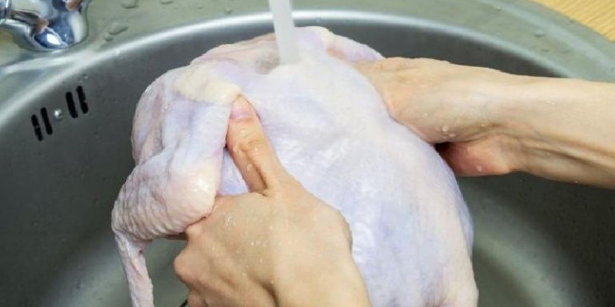 Por esta razón no debes lavar el pollo