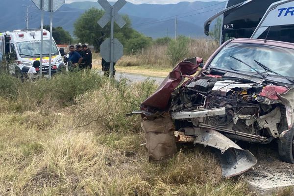 Viven para contarlo: tren embiste auto y familia se salva