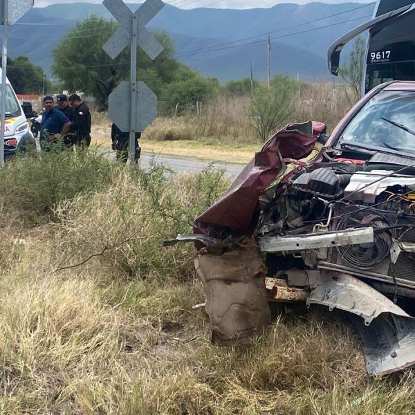 Viven para contarlo: tren embiste auto y familia se salva