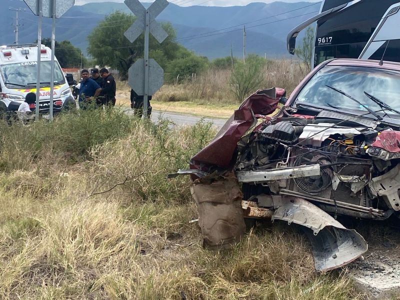 Viven para contarlo: tren embiste auto y familia se salva