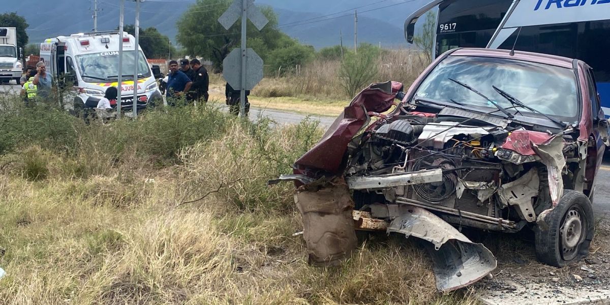 Viven para contarlo: tren embiste auto y familia se salva
