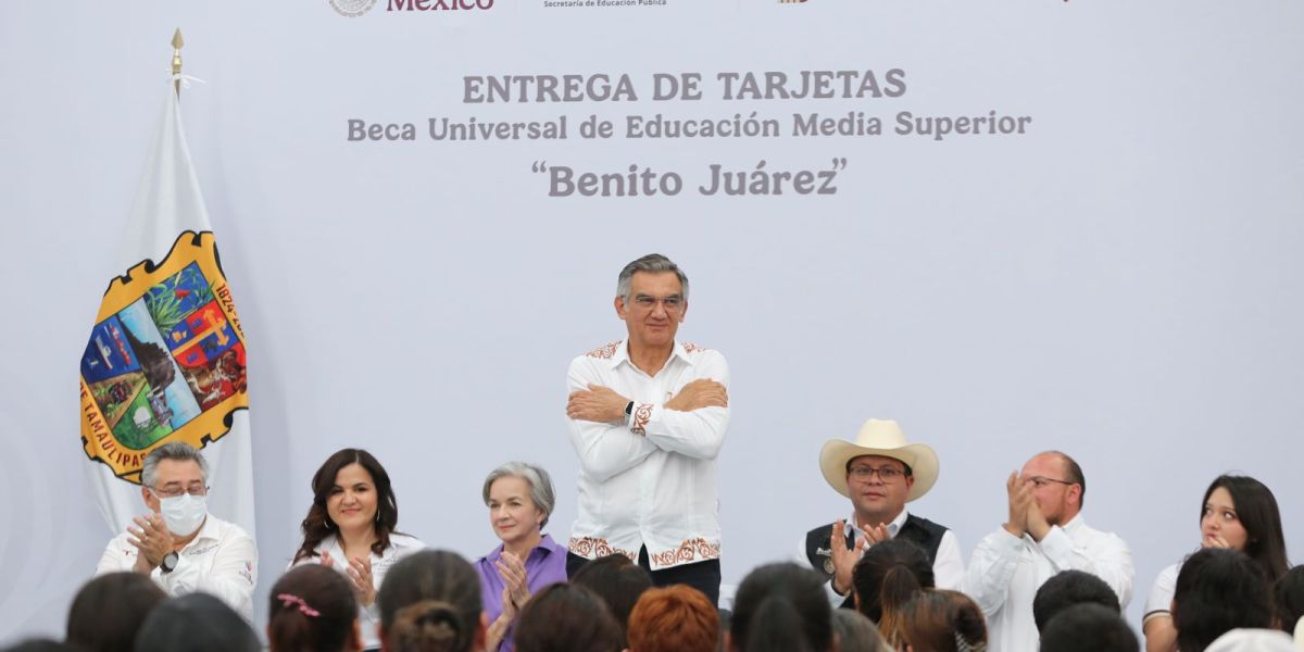 Atestigua Américo entrega de becas y destaca apoyo de la presidenta Claudia