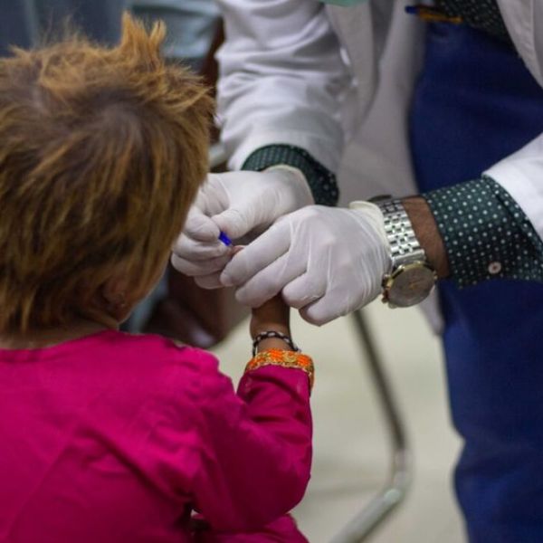 Brote de VIH: 78 niños dan positivo en hospital público de Pakistán; investigan posible uso de agujas contaminadas