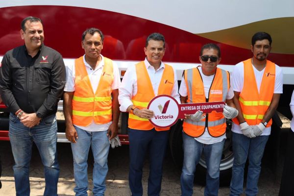 Entrega Lalo Gattás otro nuevo camión recolector de basura