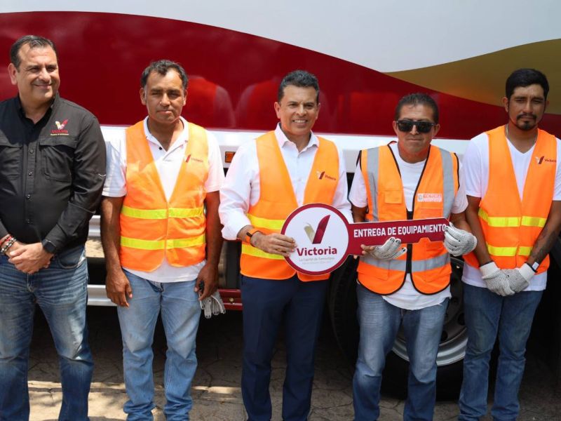 Entrega Lalo Gattás otro nuevo camión recolector de basura