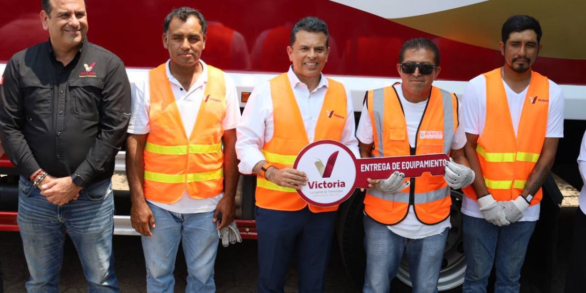 Entrega Lalo Gattás otro nuevo camión recolector de basura