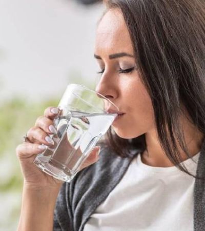 ¿Es malo tomar agua tras un susto? Esto dicen los expertos