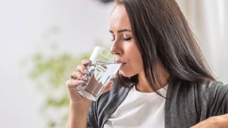 ¿Es malo tomar agua tras un susto? Esto dicen los expertos