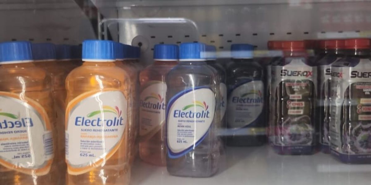 Bebidas rehidratantes y sueros, productos estrella ante el calor en farmacias