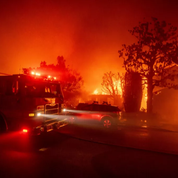 Suman 150 mil evacuados y 5 muertos por incendios en Los Ángeles