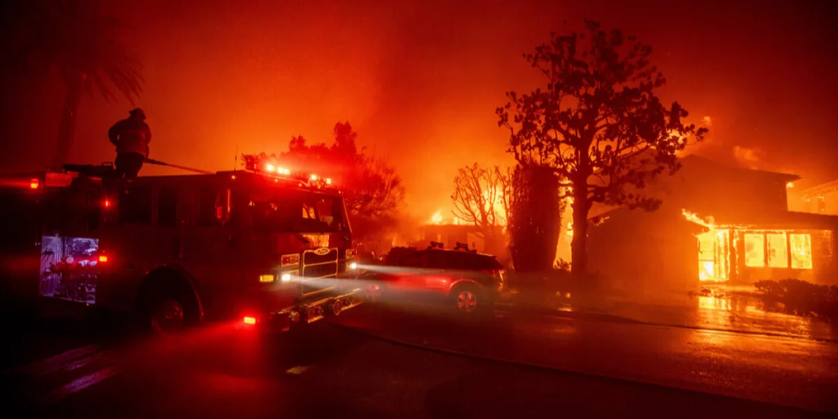 Suman 150 mil evacuados y 5 muertos por incendios en Los Ángeles