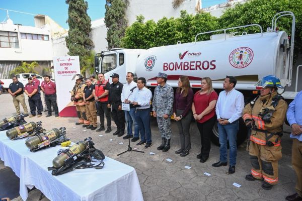 Entrega Lalo Gattás nuevo camión de bomberos y equipamiento a Protección Civil