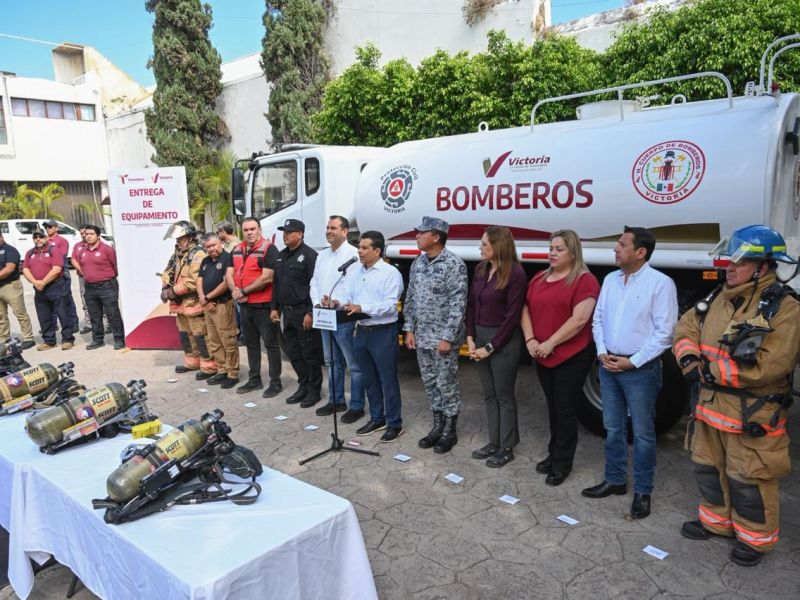 Entrega Lalo Gattás nuevo camión de bomberos y equipamiento a Protección Civil