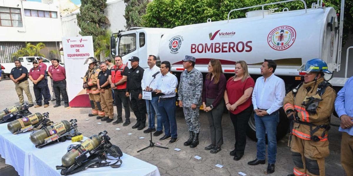 Entrega Lalo Gattás nuevo camión de bomberos y equipamiento a Protección Civil