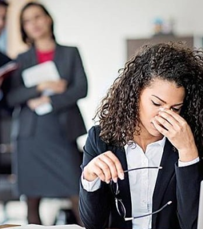 Ambientes laborales tóxicos pueden acortar la vida, advierten Stanford y Harvard