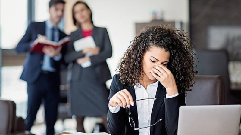 Ambientes laborales tóxicos pueden acortar la vida, advierten Stanford y Harvard