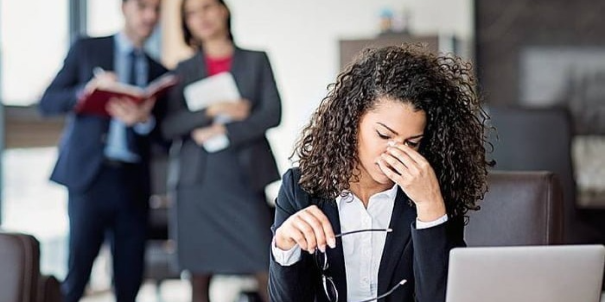 Ambientes laborales tóxicos pueden acortar la vida, advierten Stanford y Harvard