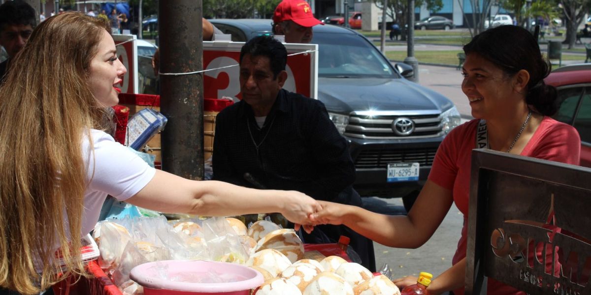 Cendy Robles visita comercios del centro de Tampico