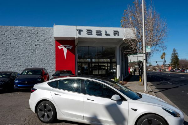 Tesla anuncia mejoras a sus coches eléctricos y precios más económicos