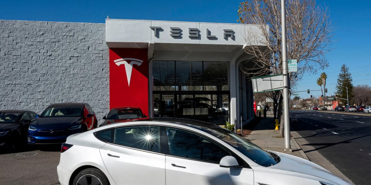 Tesla anuncia mejoras a sus coches eléctricos y precios más económicos