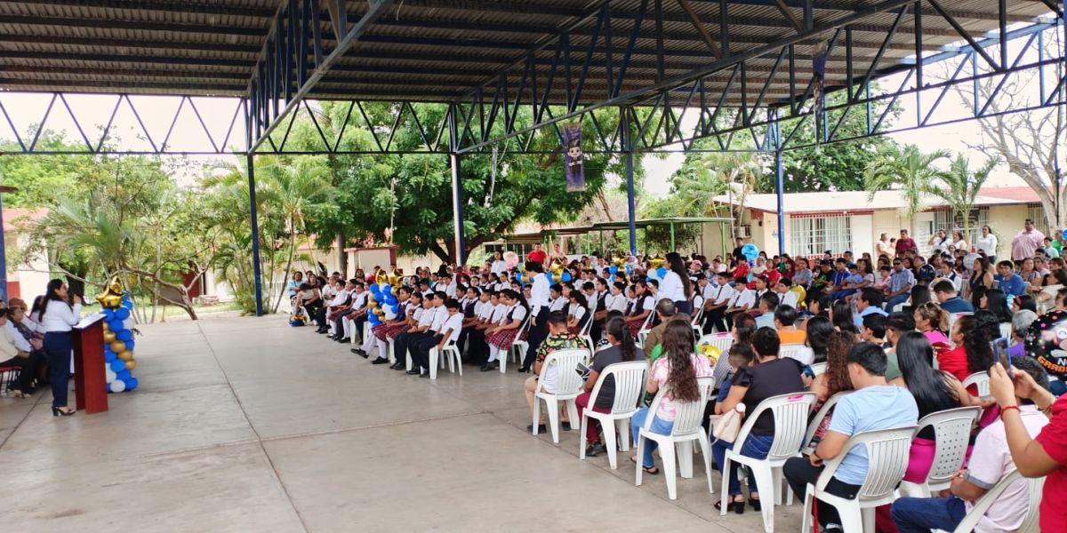 Escuelas ignoran indicaciones de cancelar ceremonias de clausura por Barry