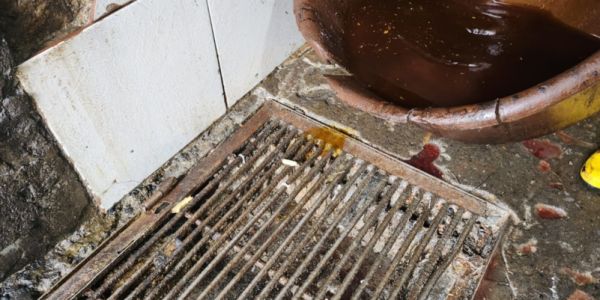 COMAPA advierte a negocios por tirar residuos al drenaje y la vía pública