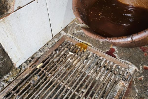 COMAPA advierte a negocios por tirar residuos al drenaje y la vía pública