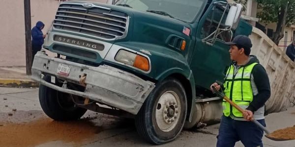 Colapsa subsuelo y “se traga” camión de carga en Ciudad Madero