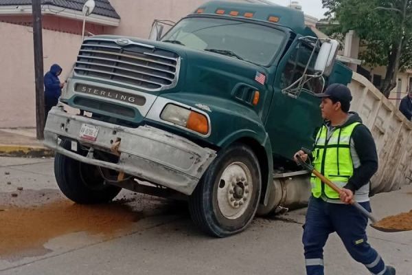 Colapsa subsuelo y “se traga” camión de carga en Ciudad Madero