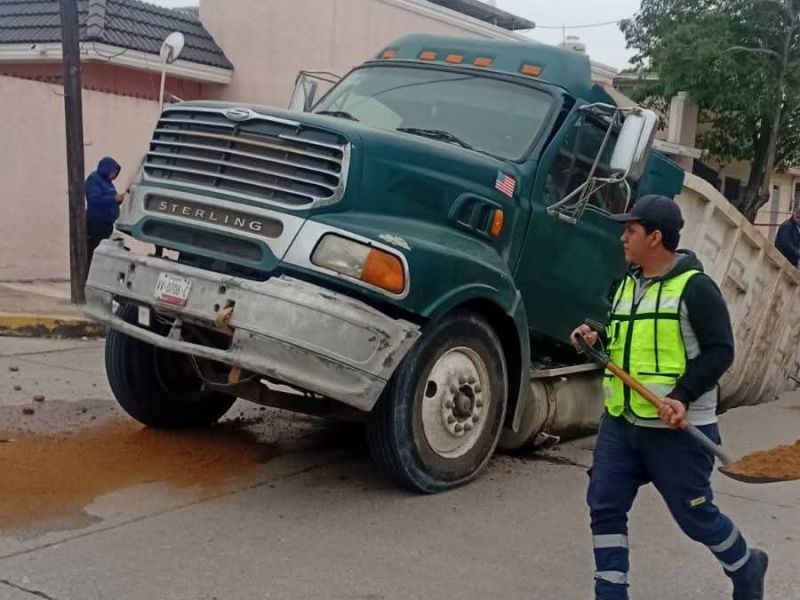 Colapsa subsuelo y “se traga” camión de carga en Ciudad Madero