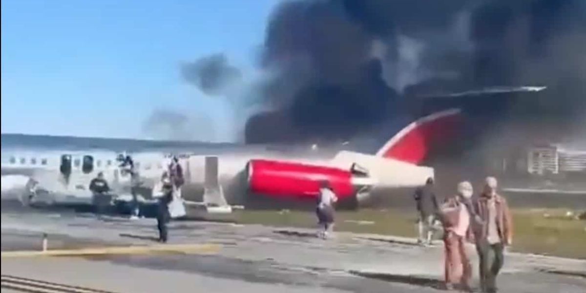 Avión se incendia al aterrizar en Miami; hay tres heridos
