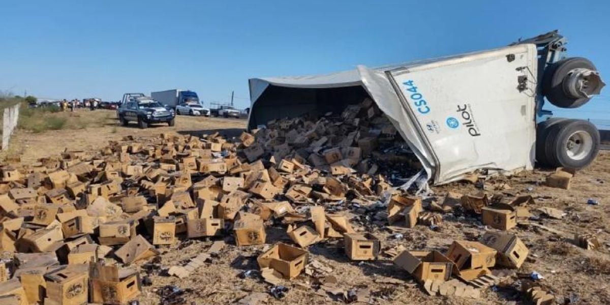 Volcó camión cervecero con 44 toneladas de mercancía; provocó rapiña