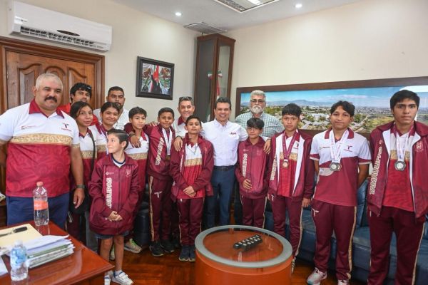 Recibe alcalde de Victoria a medallistas de plata y bronce