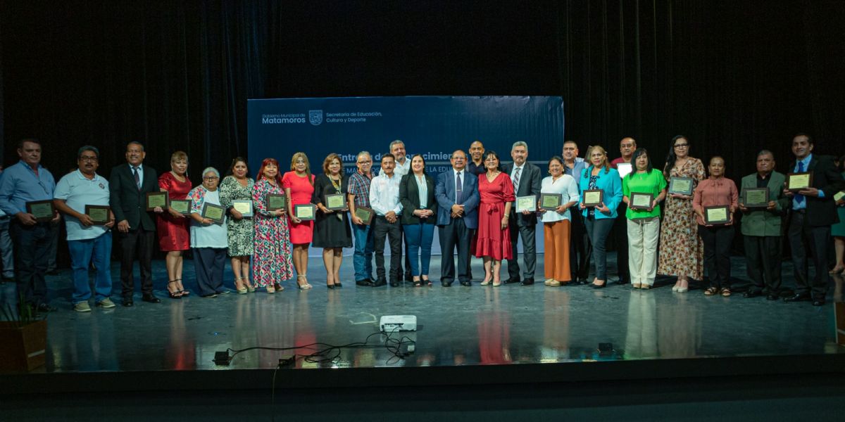 Reconoce Gobierno de Matamoros a maestros y maestras con 30 y 40 años de servicio