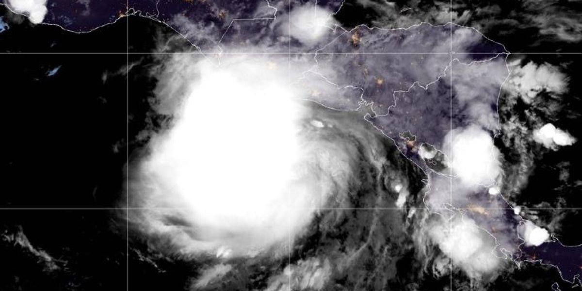 Sube a categoría 2 huracán Bonnie en el Pacífico